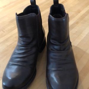 Size 7 Chelsea boots